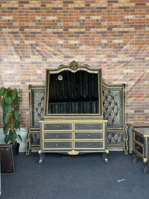 Baroque Tufted Bed - Image 4