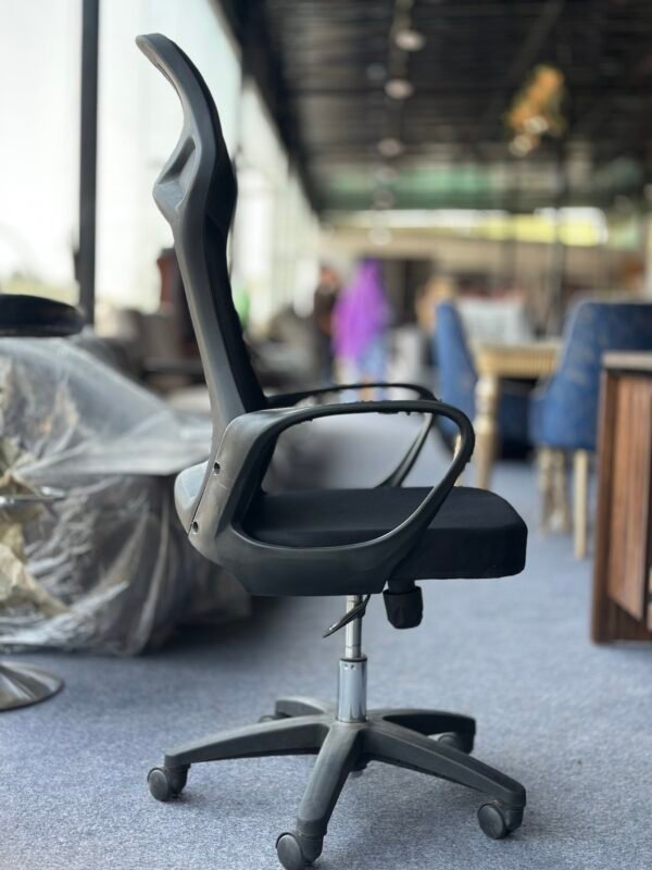 The Apex Mesh Chair. - Image 2