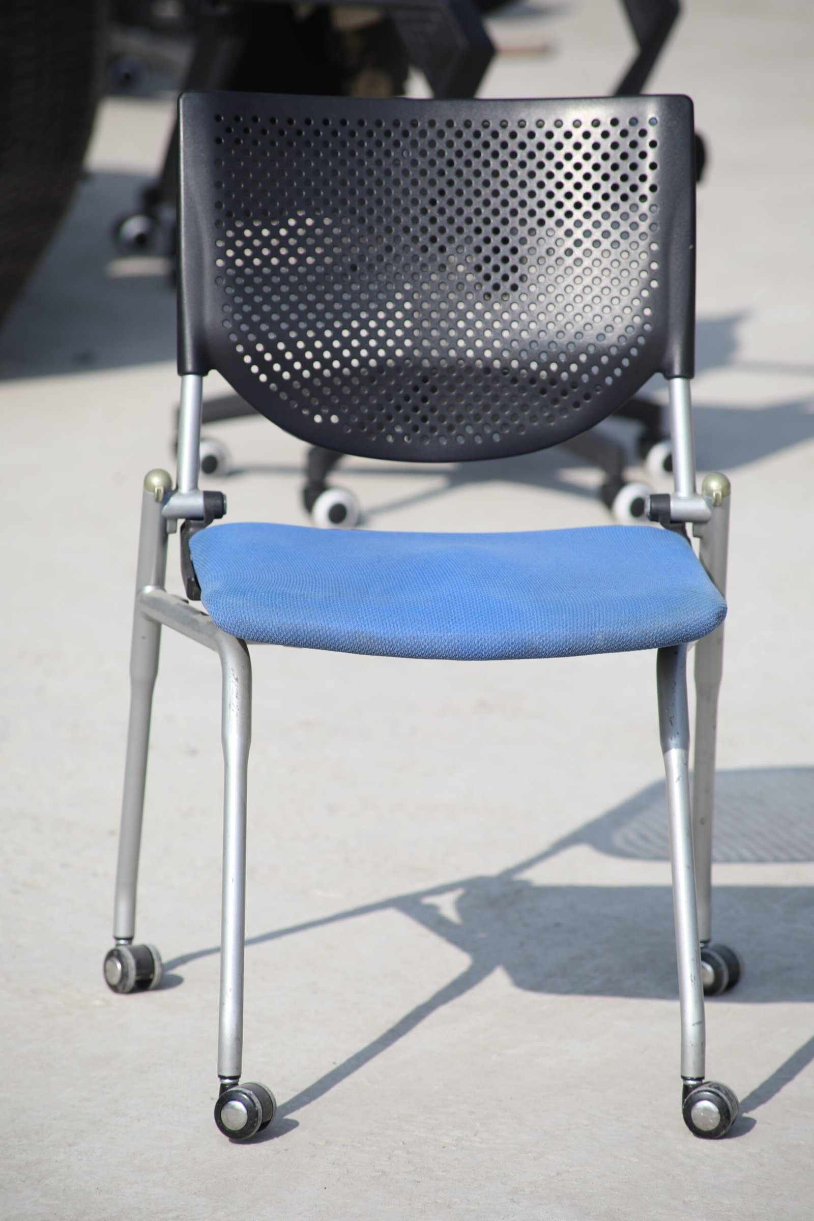 Foldable Office Training Chair with Mesh Back & Wheels