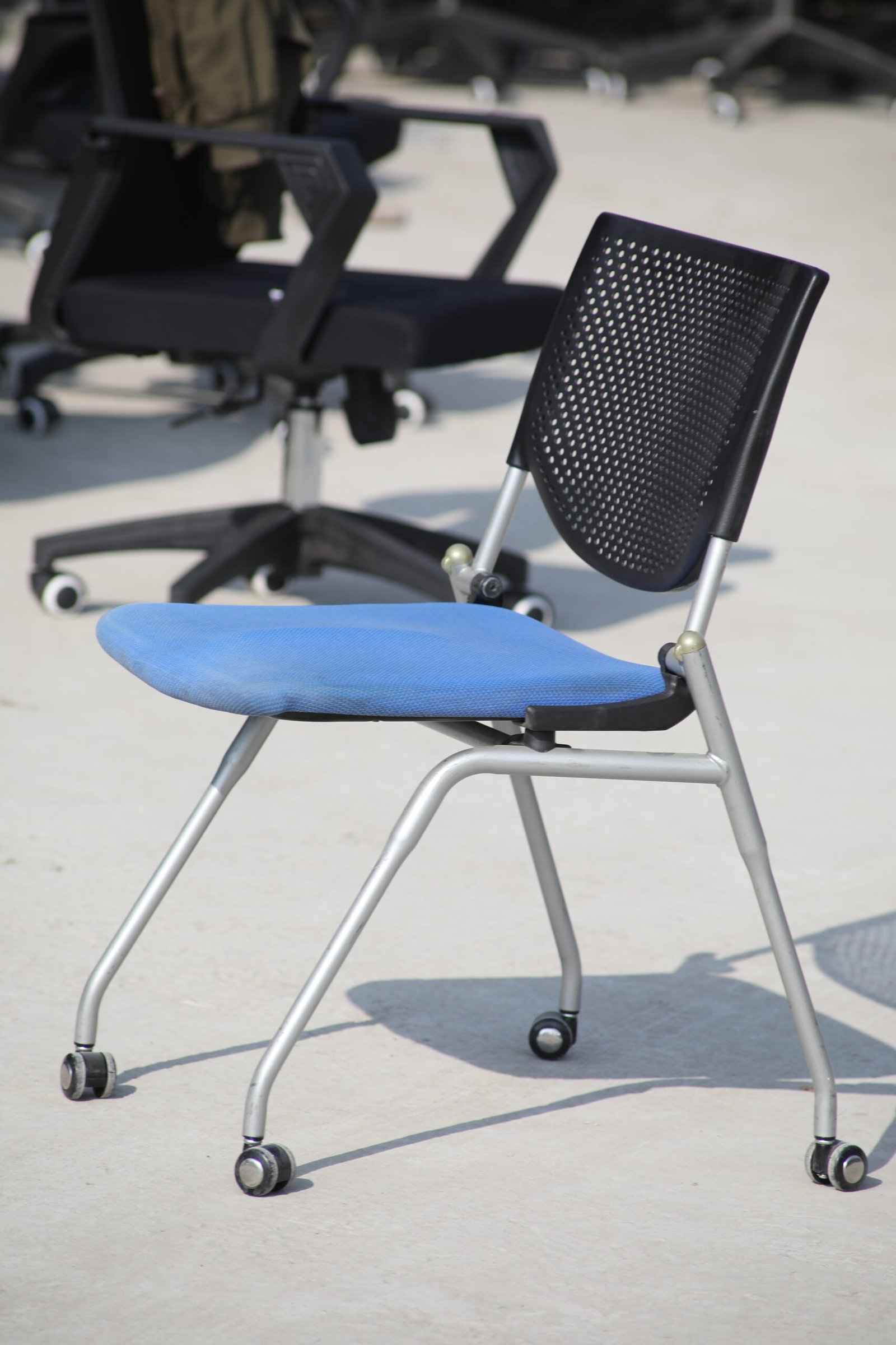 Foldable Office Training Chair with Mesh Back & Wheels - Image 2