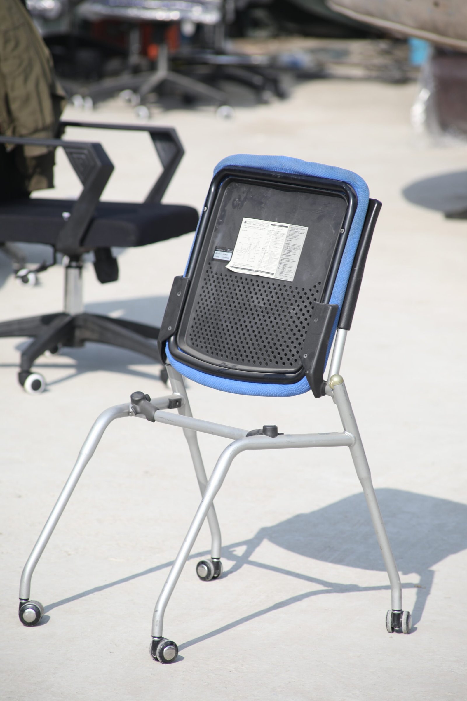 Foldable Office Training Chair with Mesh Back & Wheels - Image 3