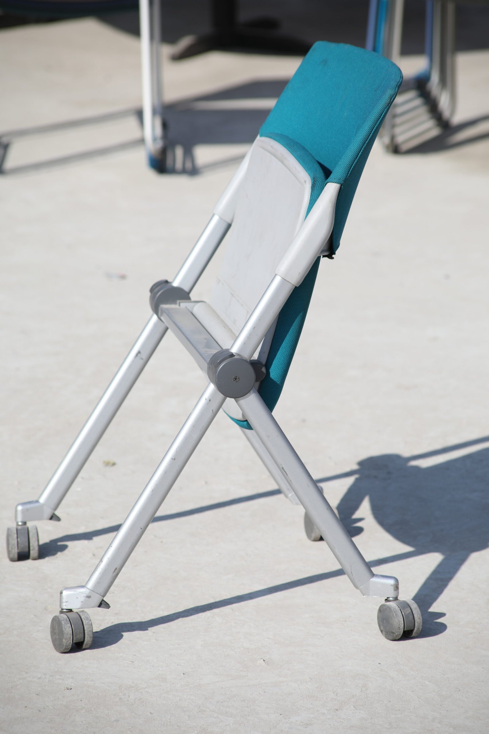 Green Foldable Office Training Chair with Mesh Back & Wheels - Image 4