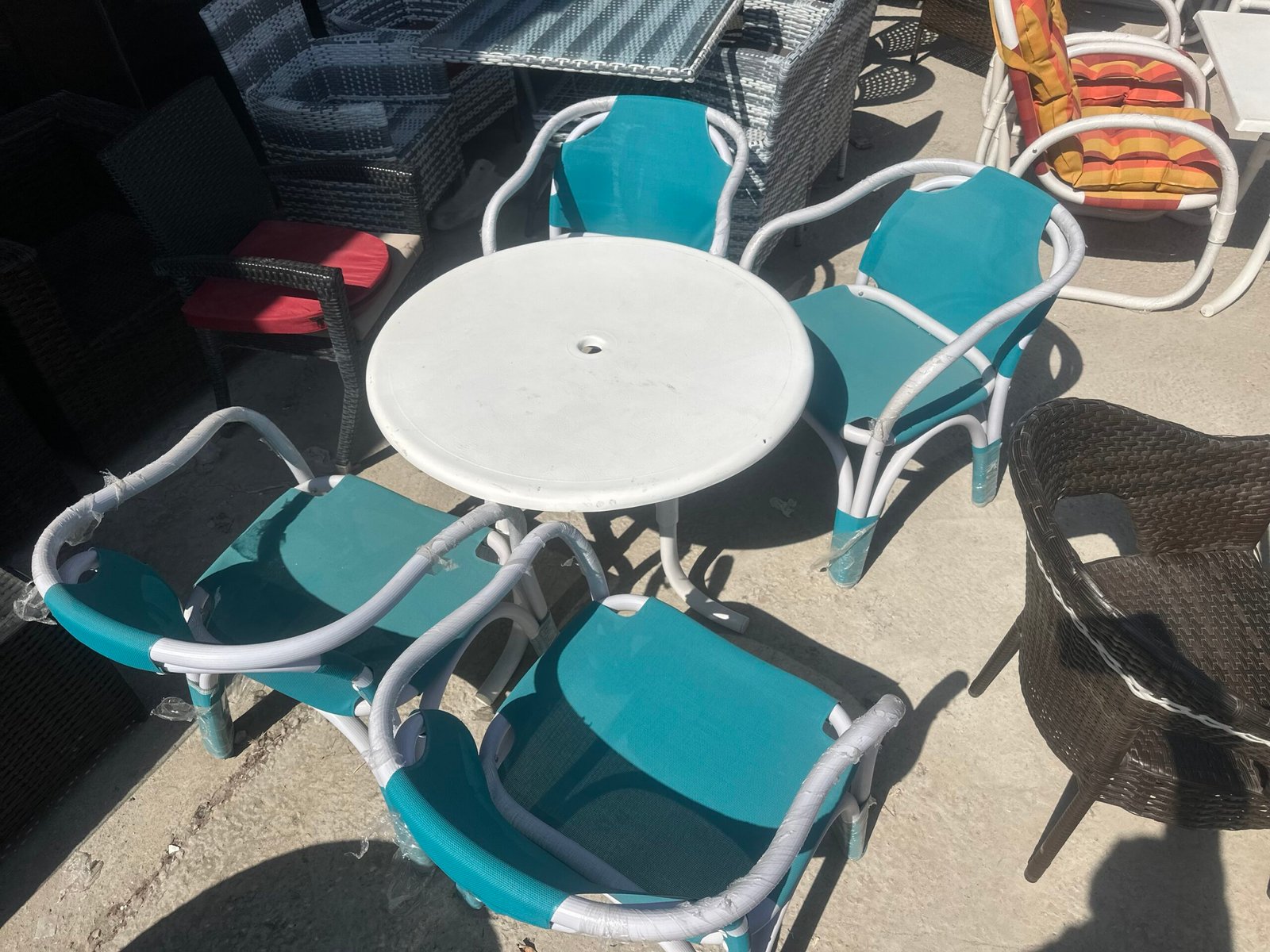 5-Piece outdoor chairs Set | White Round Dining Table